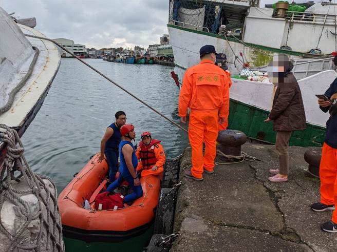 海巡人员搜索多时未果，最后是由其他渔船船员发现陈姓船长的遗体。（第一 岸巡队提供／胡健森宜兰传真）