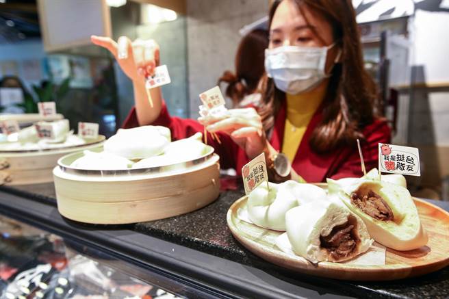 信功为挺台猪商家，25日在春大直商场chunplace「信功肉品」开幕时，举办「挺台猪队友」活动，豪迈送出500颗台猪「日式烧肉包」。（邓博仁摄）