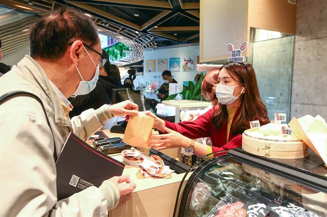 信功为挺台猪商家，25日在春大直商场chunplace「信功肉品」开幕时，举办「挺台猪队友」活动，豪迈送出500颗台猪「日式烧肉包」。（邓博仁摄）