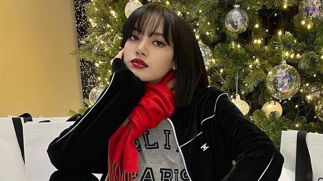 Lisa昨日在個人IG上曬出火辣穿搭，吸引粉絲的目光。（圖／IG@lalalalisa_m）