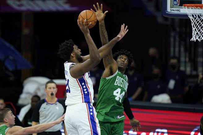 七六人中鋒恩比德(左)躍起投籃。（美聯社資料照）