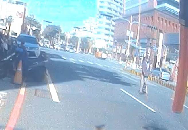 中市警局雾峰分局国光派出所员警，发现有重度视障的黄男，走在慢车道上。（雾峰分局提供／黄国峰台中传真）