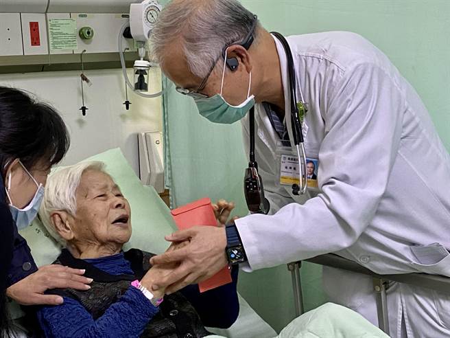 「超级阿嬷」刘陈采苹（中）93年来竟从未使用过健保，近日因开刀才首次使用，25日微创手术后也恢復良好，神采奕奕。（黄立杰摄）