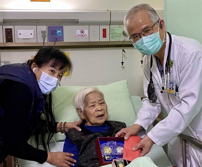 竹山秀传医院院长谢辉龙（右）认为，刘陈采苹阿嬷（中）的故事十分具有启发性，提醒民眾注意身体保养和善用健保福利；开刀后也致赠阿嬷红包，祝福她「健康吃百二」。（黄立杰摄）