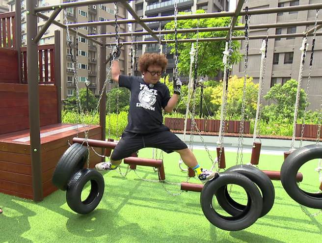 纳豆上演空中劈腿绝技。（台视提供）