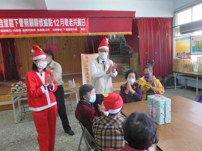 台南市佳里区公所送社区长辈圣诞礼，公所替代役男特别「层层包装」礼物盒。（台南市佳里区公所提供／刘秀芬台南传真）