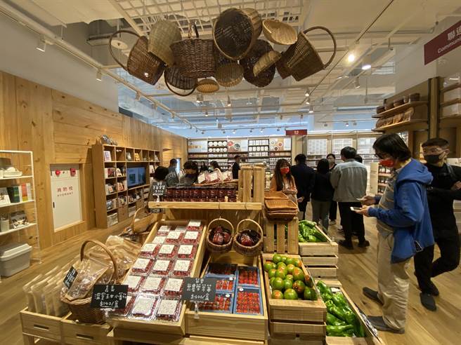 無印良品南紡門市是全台第一家導入「聯連市」市集概念的門市，攜手在地農家推廣在地時令蔬果、農特產。(曹婷婷攝)