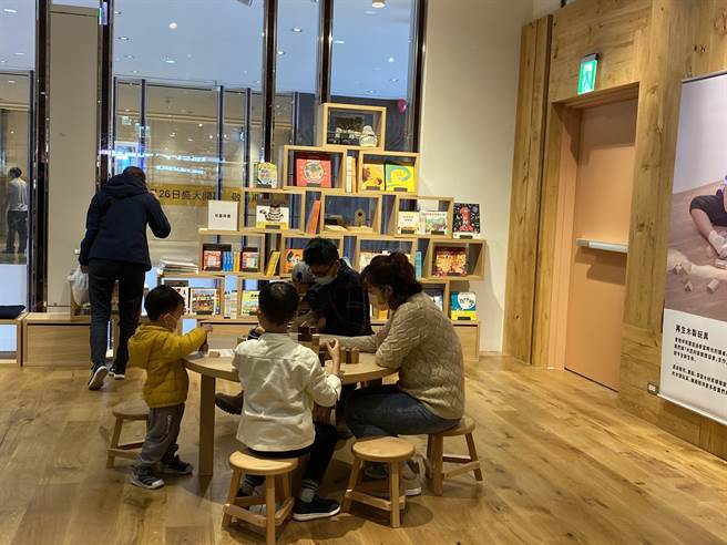 18坪空間除了販售童裝，也攜手木匠的家關懷協會，將廢棄回收課桌椅製成木製玩具。(曹婷婷攝)