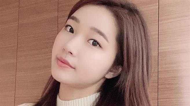 ohttomom昨日穿着耶诞装性感热舞泄好身材。（图／IG@ohttomom）