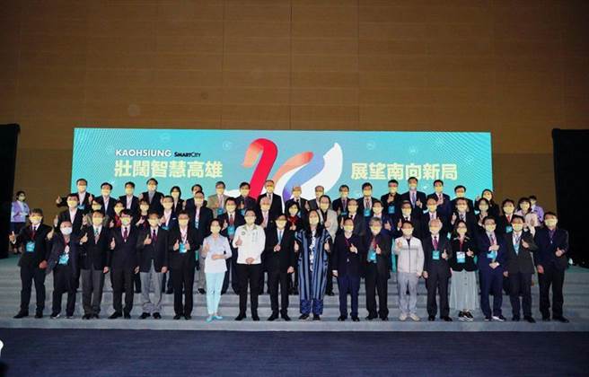 高雄市长陈其迈25日带领高雄智慧城市队正式成军。图／资策会国际处提供