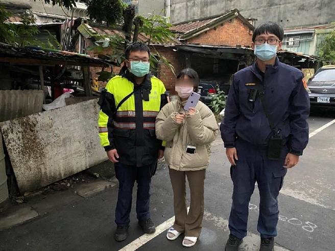 樹林分局員警靠著手機APP軟體「尋找我的IPHONE」成功幫蔡女尋回手機。（圖由樹林分局提供）