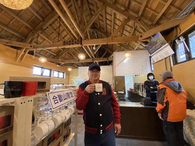 全台最高海拔「3158咖啡」響應東勢林管處「無痕山林運動」，咖啡、可可、薑茶等熱飲含「合歡山3158」馬克杯150元，喝完後退回杯子，即可退回100元，自帶容器一杯50元。（3158咖啡提供）