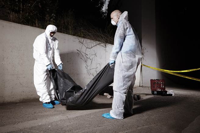 英国紧急情况科学谘询小组研究指出，突变的新冠病毒传播更为快速，不可避免地会导致更多确诊，故政府必须加快疫苗施打，并在明年1月时实施第4级封城，否则明年死亡人数会比今年更多。（示意图／达志影像）
