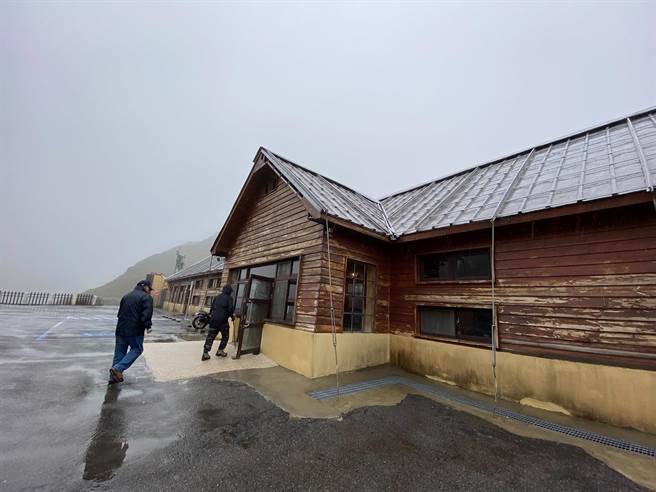 合歡山雪季交通管制自110年1月1日起至3月1日止，東勢林管處呼籲，民眾發揮公德心將垃圾帶下山。（東勢林管處提供）