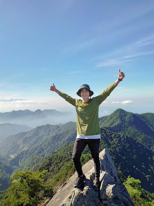 唐振剛成功挑戰險峻出名的鳶嘴山。（八大提供）