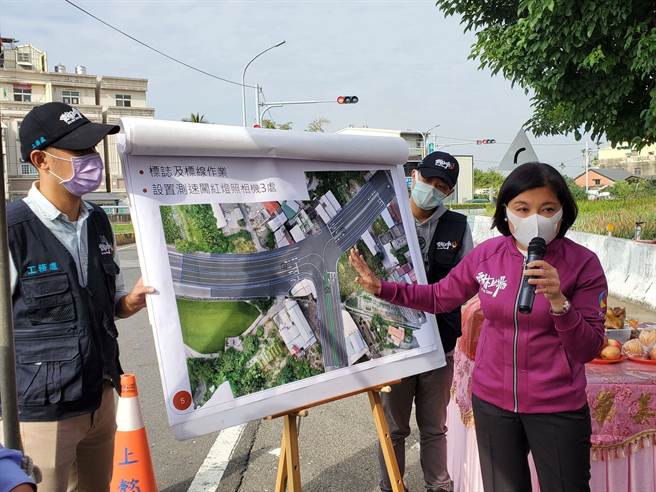 雲林縣長張麗善出席動工祭拜典禮，親自向鄉親說明。（周麗蘭攝）