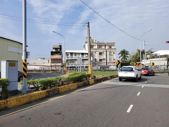 車輛所在位置是斗南外環道，路前方被新光陸橋的分隔島切斷，上不去也下不來。（周麗蘭攝）