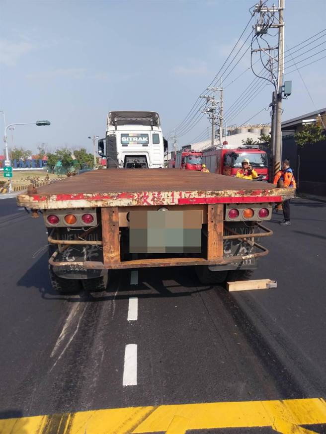 機車騎士被捲進車底身亡。（民眾提供／曹婷婷台南傳真）