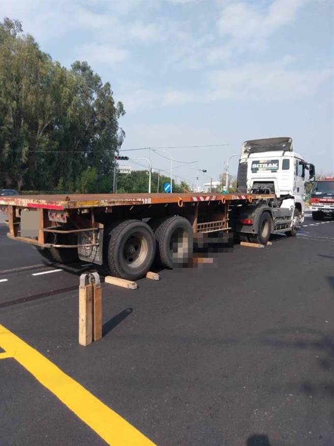 機車騎士被捲進車底身亡。（民眾提供／曹婷婷台南傳真）