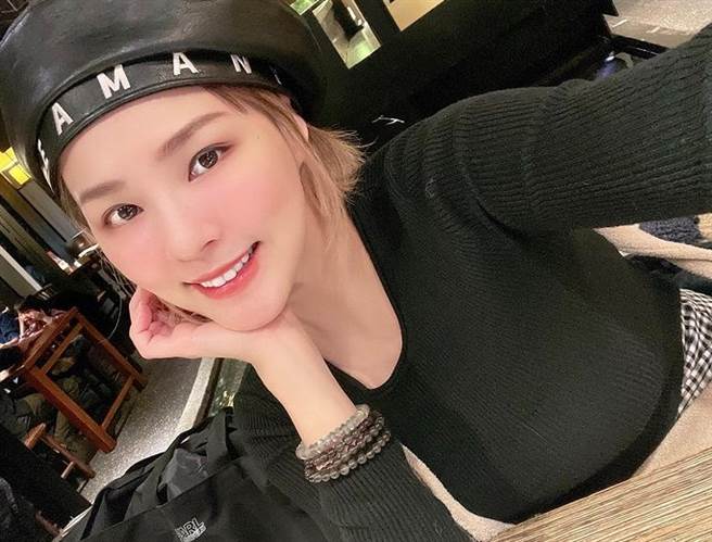 熊熊走出阴霾，和好友大玩交换礼物。(图/翻摄自熊熊IG)