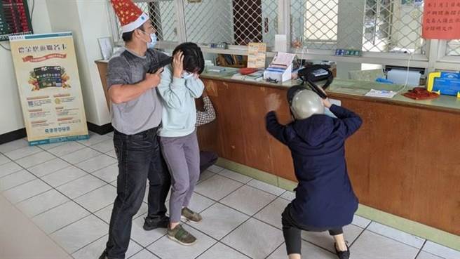 台南市佳里警分局25日下午于佳里区农会子龙分部进行「金融机构防抢演练」，2名警员假扮歹徒持枪闯入农会营业厅，部分路过民眾受到惊吓报案。（读者提供／刘秀芬台南传真）