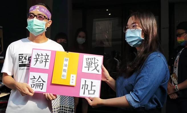 罢捷团体发言人徐尚贤(左)25日下午徒步至黄捷服务处，辖区员警不敢大意，沿途全程紧盯；徐面对媒体受访表示，他已站上投手丘，希望黄捷别逃避，也能站上打击区，直球来时打直球。（刘宥廷摄）