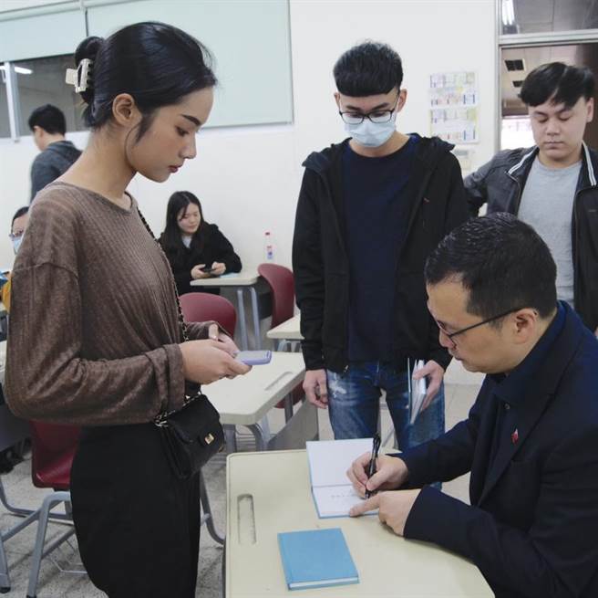 台北市议员罗智强近来勤跑校园，与大学生对话。图为罗智强(右)赴台北商业大学演讲并在会后替学生签名。(取自罗智强脸书／李侑珊台北传真)