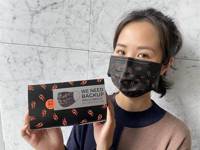 康乃馨医疗口罩（未灭菌/黑色），每盒20片190元，卡友加赠120福利点。（全联提供）