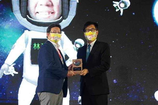 中保科副董事长林建涵25日在出席高雄市府「智慧城市旗舰团队启航仪式」，代表中保科技捐赠相关设备，协助高雄市持续建置智慧城市。图／中保提供