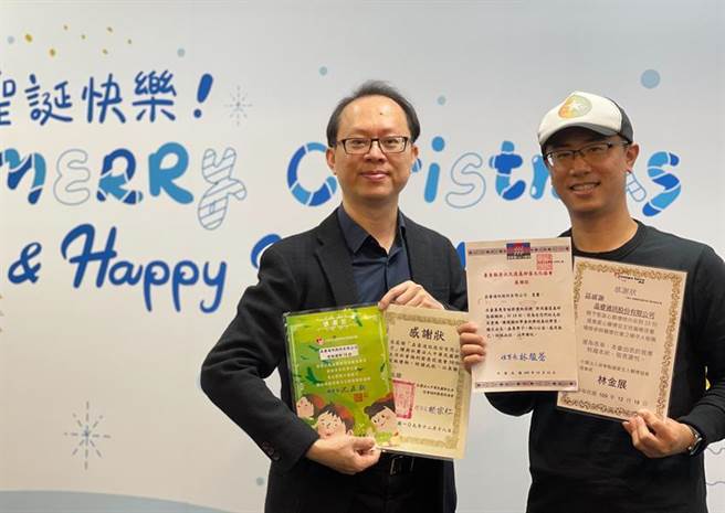 （晶睿總經理廖禎祺(左)首次攜手社會創新企業iGoods愛物資平台執行長陳家銓，參與「溫馨聖誕、歲末送暖」聖誕禮物認捐活動。圖／晶睿提供）