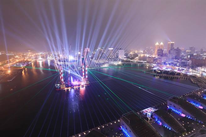 高市府推出「時時抽」活動，加碼中獎機率激增1倍，經發局也推薦民眾晚上到高雄港灣欣賞「跨百光年」節目。（高市經發局提供／柯宗緯高雄傳真）