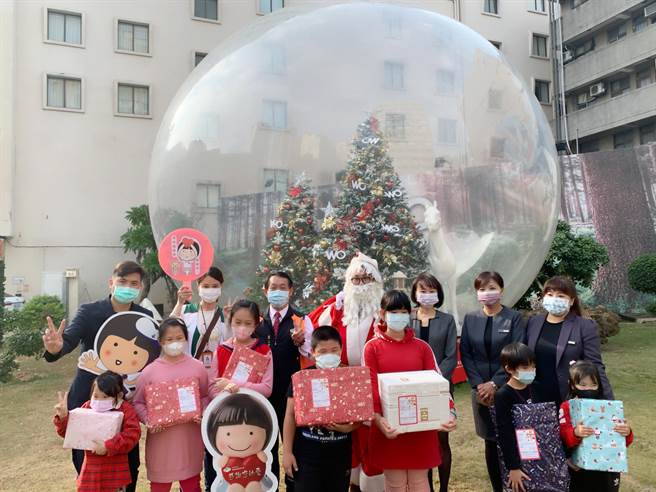 高雄「WO Hotel」窝饭店今年首次与家扶中心合作「耶诞送暖用爱圆梦，心愿卡认领活动」。（柯宗纬摄）