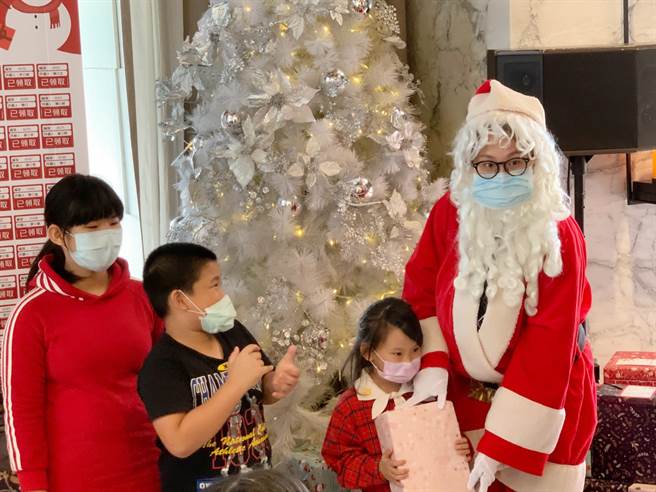 高雄「WO Hotel」窝饭店今年首次与家扶中心合作「耶诞送暖用爱圆梦，心愿卡认领活动」。（柯宗纬摄）