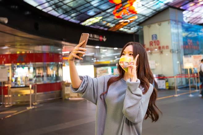 在「高雄跨百」热潮延烧以及防疫需求下，配戴独家「高雄一百口罩」来参加跨年，将成为风潮。(图／高雄市政府提供)

