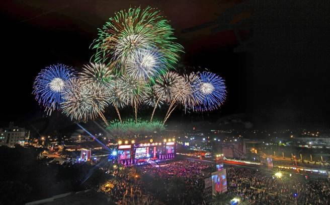 花莲县府31日晚间在东大门广场举办太平洋观光节，警方预估大量人车涌线，今公布周边7条路道实施交通管制。（花莲县府提供／王志伟花莲传真）