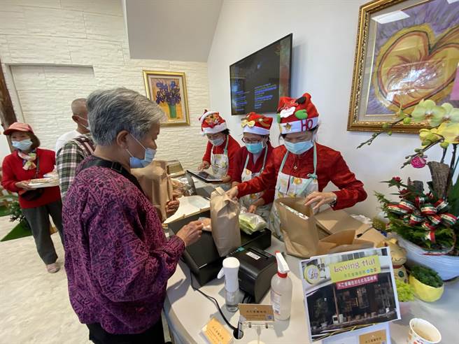 「爱家国际餐饮天乙堂麵包坊」在25日开幕，标榜纯素、平价的麵包一上架就被疯抢。（冯惠宜摄）