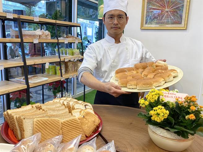 赖柏良7岁就开始跟着父母吃素，开麵包坊卖纯素麵包，他坚持走平价路线，期望与更多人分享纯素麵包。（冯惠宜摄）