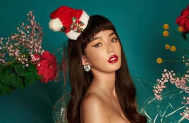 台湾女星拐拐（许采晴/Sabrina）近日发出大尺度辣照欢庆圣诞节。（图／IG@sabrina888888_）