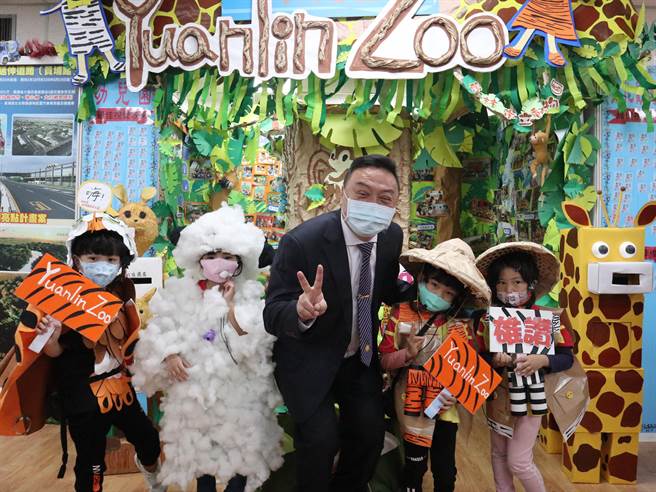 员林市长游振雄（右二）就职2周年，举办市政成果与愿景展，活泼可爱的幼儿园小朋友们变妆成可爱动物，宣导市政成果（谢琼云摄）