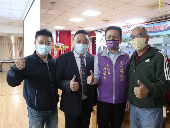 彰化县副县长洪荣章（右二）到场观礼，祝贺员林市长游振雄(左二)就职2周年。（谢琼云摄）