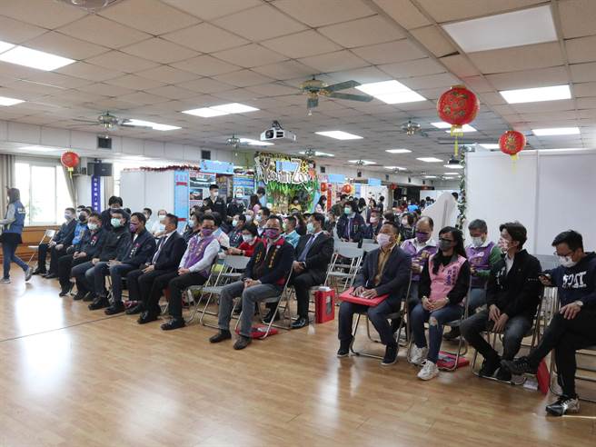 除了市政顾问团，多位县议员也都到场观礼，显示游振雄的好人缘，政通人和。（谢琼云摄）