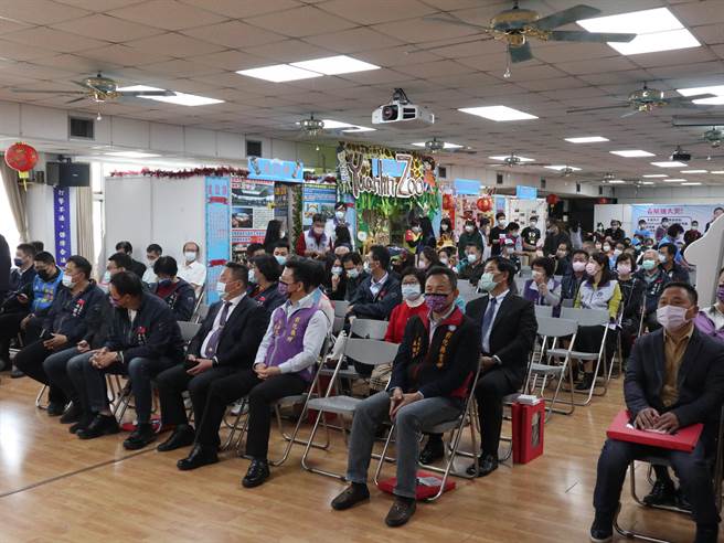 除了市政顾问团，多位县议员也都到场观礼，显示游振雄的好人缘，政通人和。（谢琼云摄）