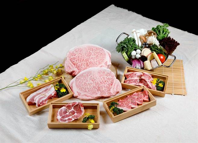 本格和牛燒肉放題主打M9＋澳洲和牛霜降及和牛雪花吃到飽外，還有超過100種自助吧餐食，搭配35種特選肉品，滿足所有饕客需求。（築間餐飲集團提供）