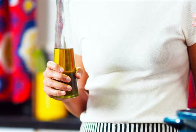 喝猪油减肥瘦15公斤？医生直言，减重者若採取网路上各种非正规的减肥方法，不只会復胖，更可能比原先还要胖。(示意图/Unsplash)