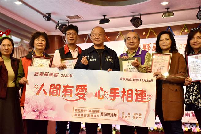 25日议长张明达邀请多个身心障碍福利团体呷办桌，并提供贫穷边缘户每户3000元商品提货券，身心障碍机构院生每人500元商品提货券。（吕妍庭摄）