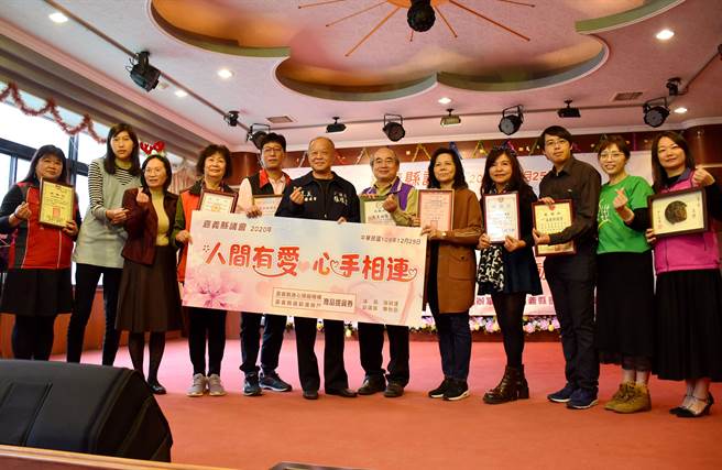 25日议长张明达邀请多个身心障碍福利团体呷办桌，并提供贫穷边缘户每户3000元商品提货券，身心障碍机构院生每人500元商品提货券。（吕妍庭摄）