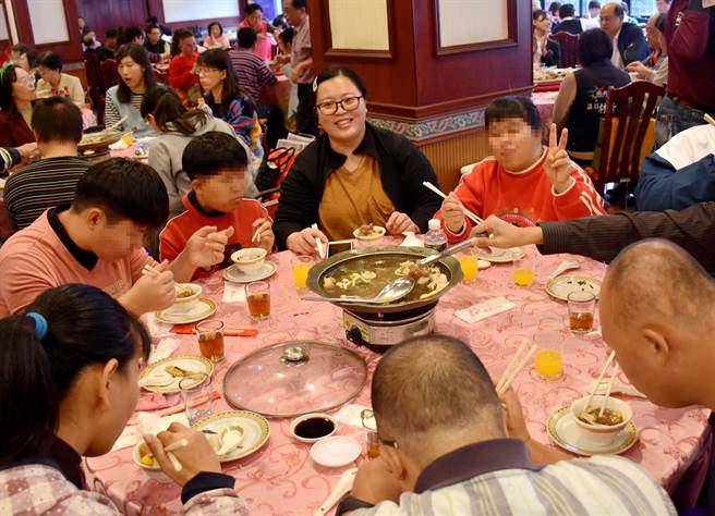 25日议长张明达邀请多个身心障碍福利团体呷办桌，并提供贫穷边缘户每户3000元商品提货券，身心障碍机构院生每人500元商品提货券。（吕妍庭摄）