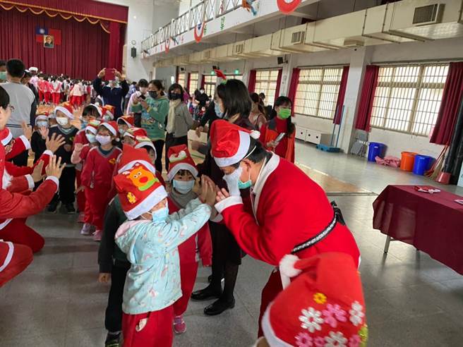 嘉义县朴子国小于25日举办「圣诞传爱」欢乐庆耶诞活动。（圣心教养院提供／张毓翎嘉义传真）