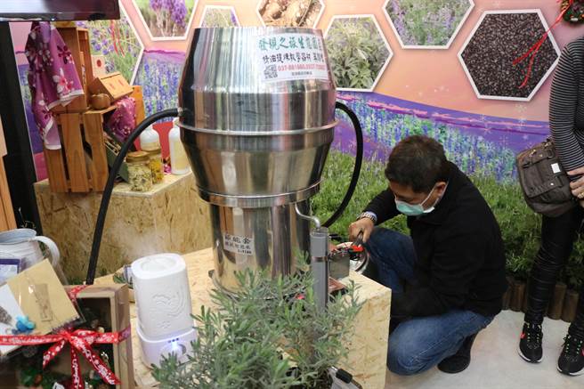 苗栗县政府农业处在西湖乡执行智慧农业计画，打造薰衣草景观花田，并请来精油炼制师傅炼出薰衣草精油，为农产品加值。（巫静婷摄）