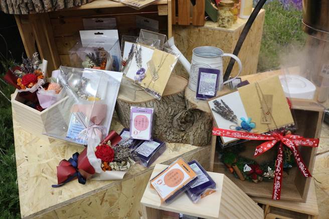 苗栗县政府农业处委由西湖乡休閒产业发展协会，在西湖乡龙洞村打造薰衣草景观花田，协会将精油制成手工皂，并举办卡片、花束等DIY活动。（巫静婷摄）